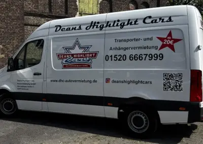 Weißer Transporter von Deans Highlight Cars mit Kontaktdaten und QR-Code auf der Seite.