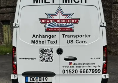 Weißer Mercedes-Benz Sprinter mit Werbeaufdruck auf der Rückseite, einschließlich QR-Code und Kontaktdaten.