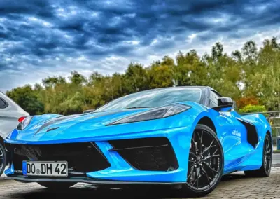Blauer Chevrolet Corvette C8 mit schwarzem Felgen-Design und sportlichem Look.