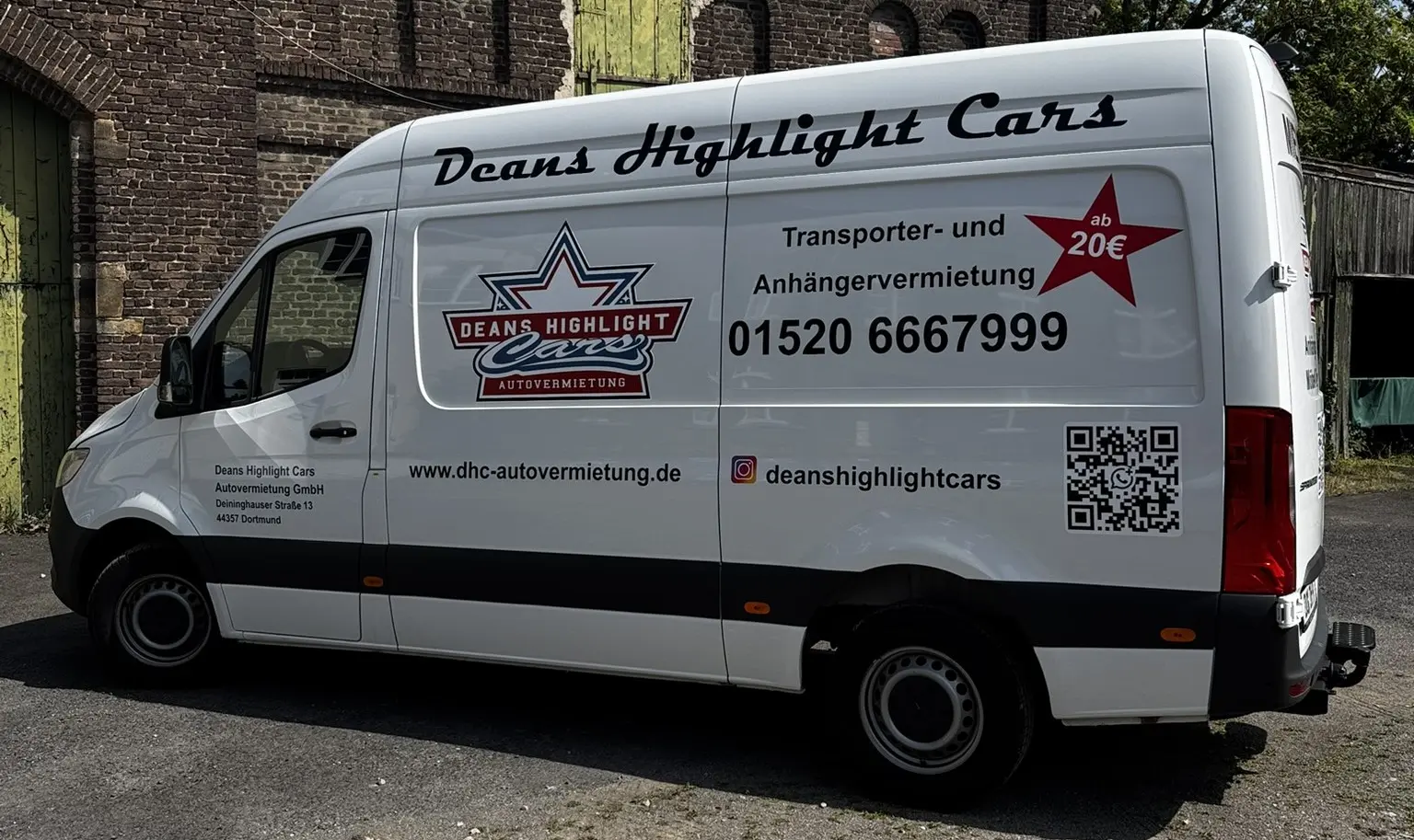 Weißer Transporter mit Aufschrift von Deans Highlight Cars, Seitenansicht.